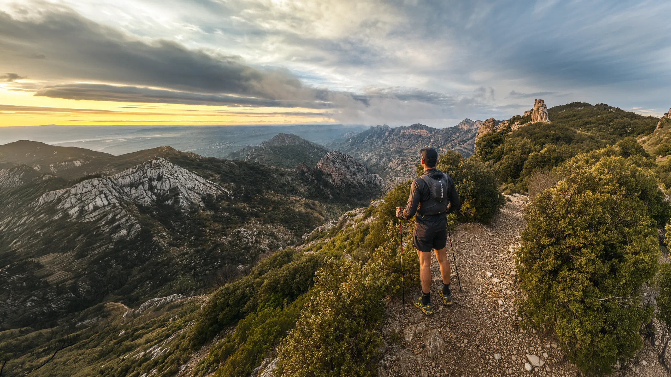 Trois coureurs sur un chemin en pierre, entouré de collines verdoyantes au Ventoux.