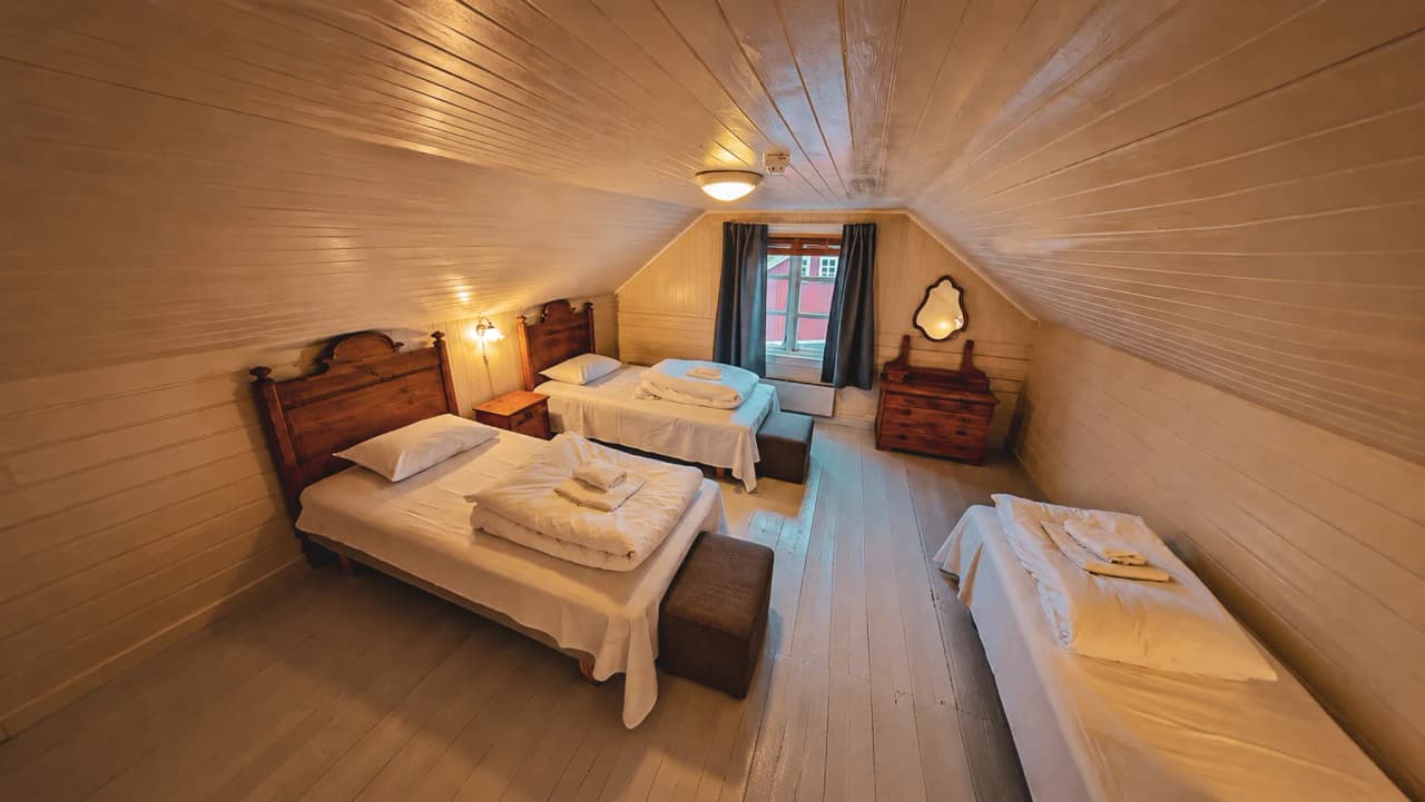 Cosy room in Lofoten, with a comfortable bed and natural light, ideal after a hike.
