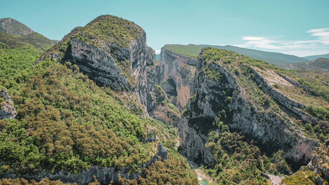 Prachtige uitzichten op de groene kloven van de Verdon, ideaal om te klimmen en avonturen te beleven.