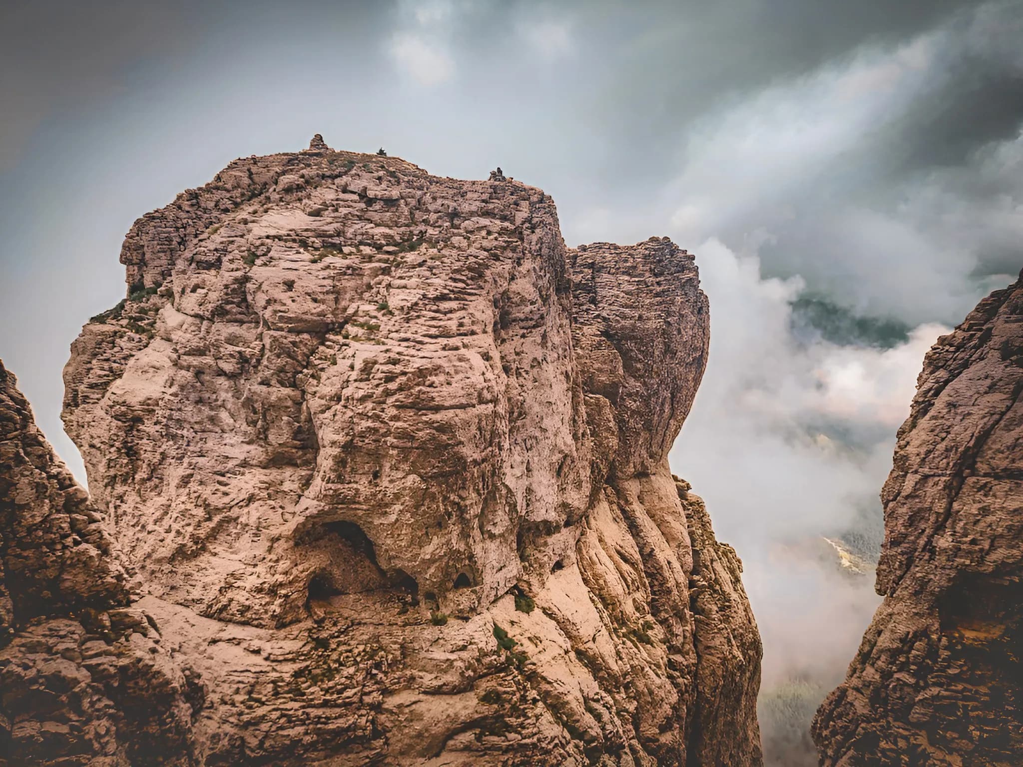 Spectaculair panorama van de Mont Aiguille, tussen wolken en majestueuze rotsen. Een avontuur dat je niet mag missen!
