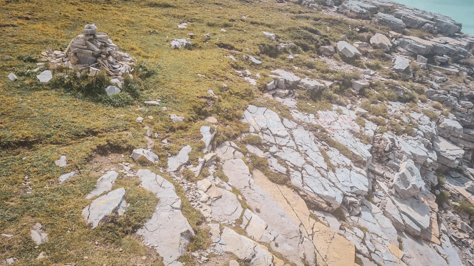A unique alpine landscape with rocks and a cairn, an invitation to adventure in the heart of nature.