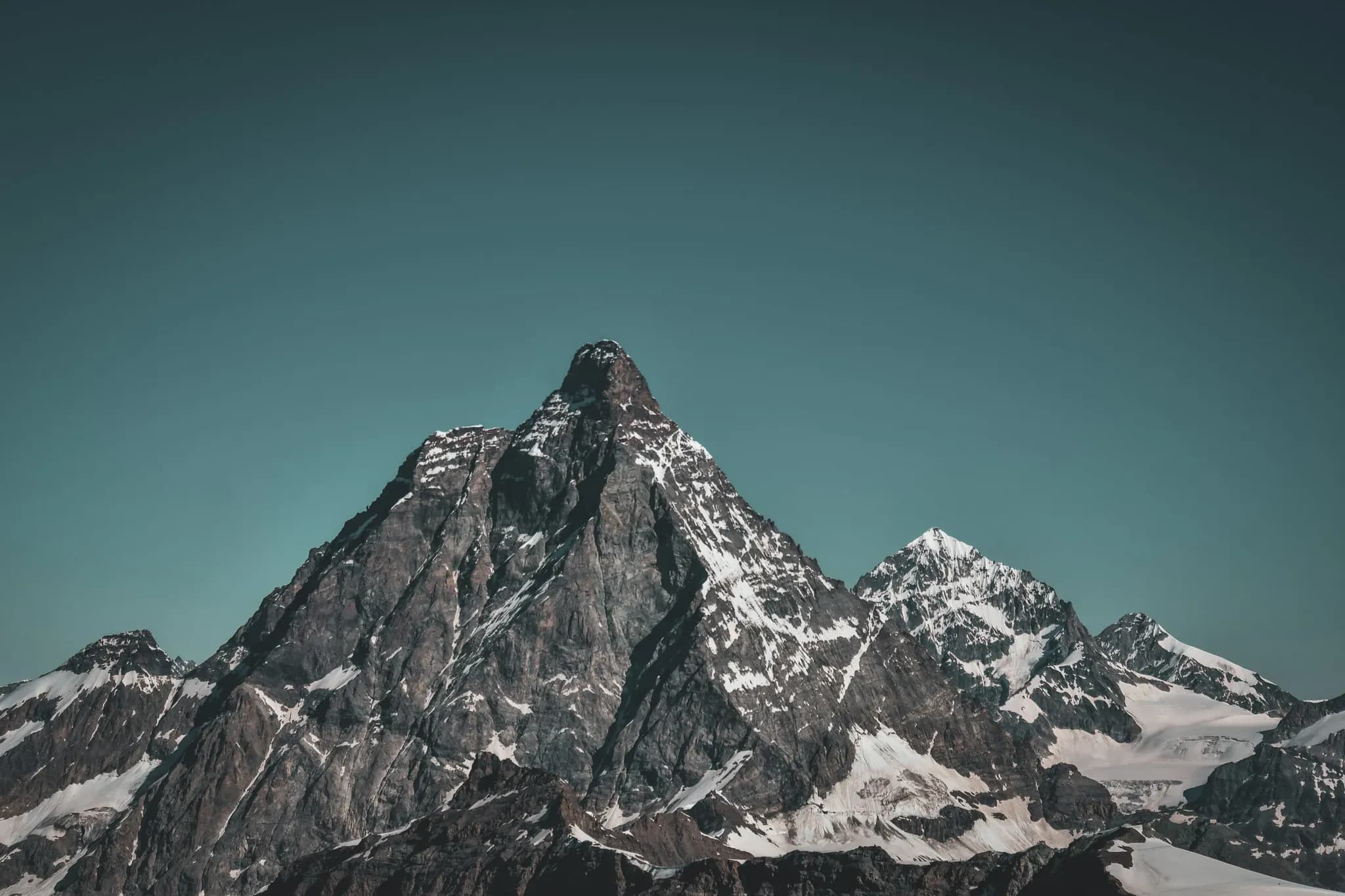Majestueux sommet enneigé avec ciel azur, invitation à l'aventure alpine au Mont Rose.