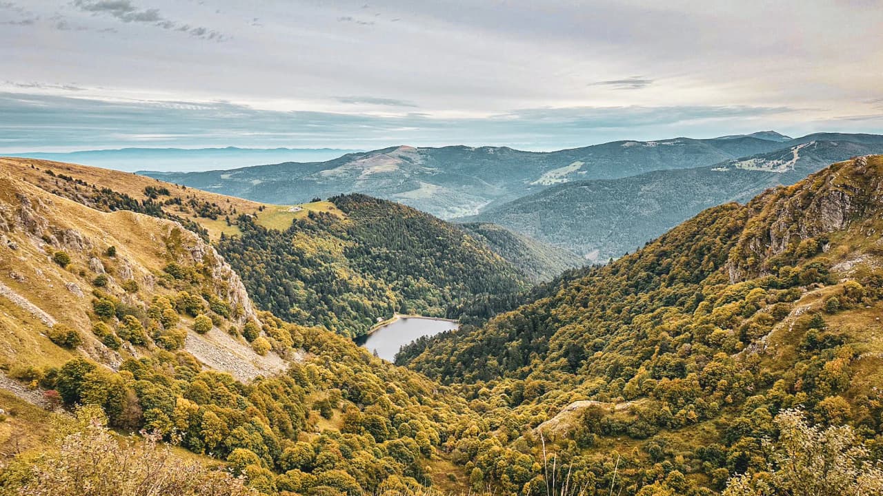 Panoramic view of the Vosges: lush green valleys, sparkling lakes, unspoilt nature. A hiker's paradise!