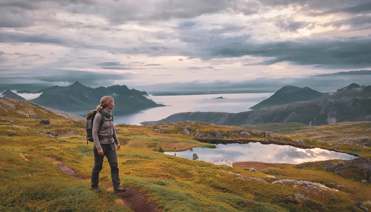 Wandelen met een vrouw op het eiland Senja, langs majestueuze fjorden en gletsjermeren.