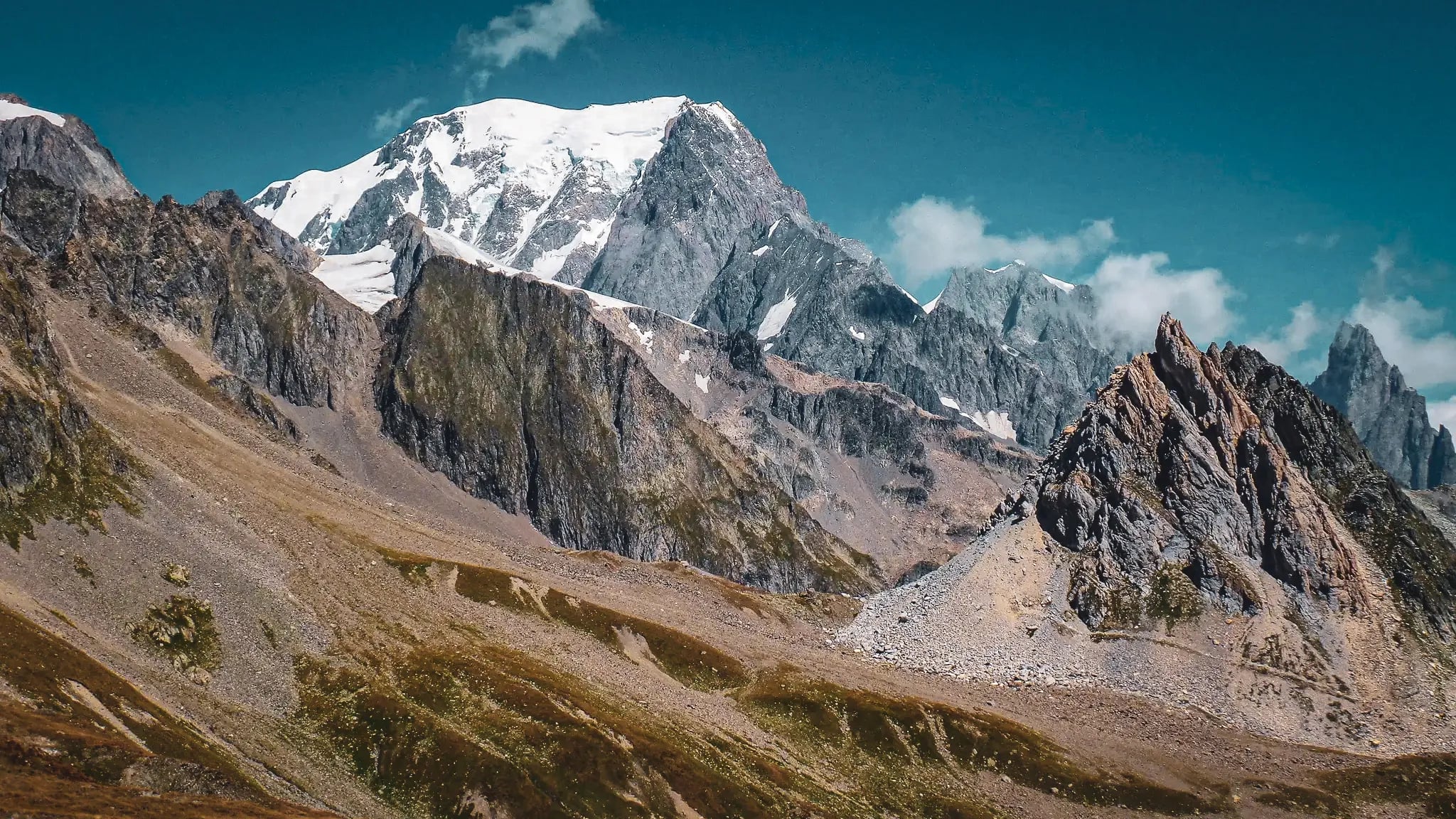 Majestic Alpine landscapes with snow-capped peaks and craggy rocks, an invitation to adventure.
