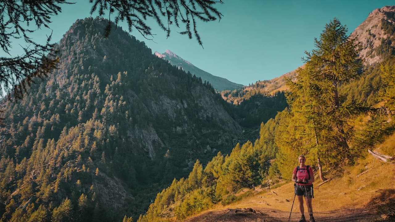 Randonnée dans le Queyras, avec des montagnes majestueuses et une nature éclatante.