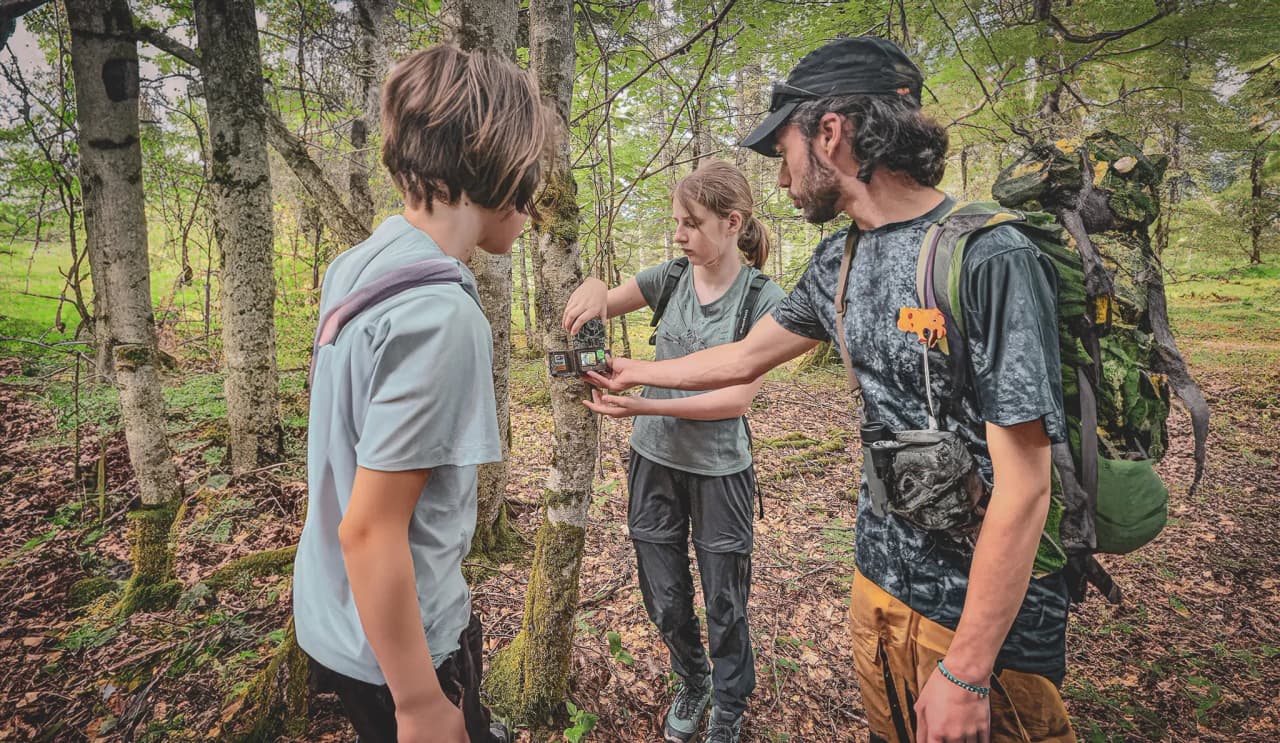 Enthusiasts in the great outdoors, discovering the ungulates of the Vercors with an expert naturalist.