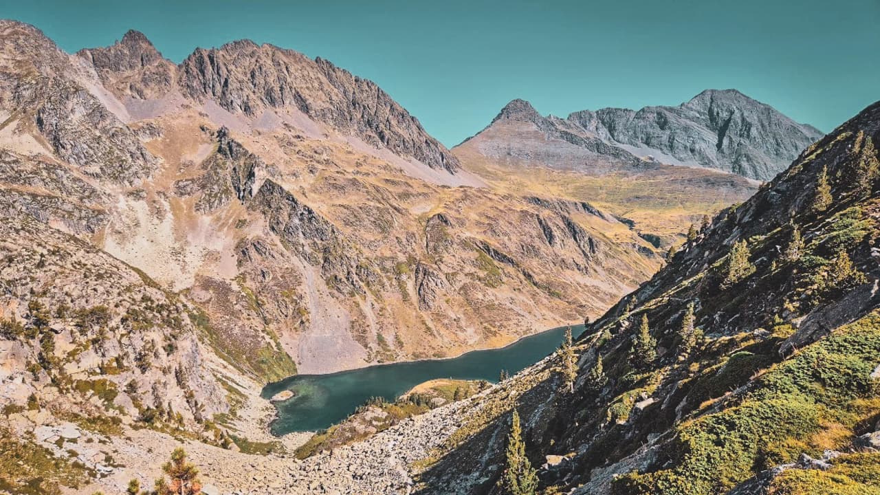 De uitgestrekte bergen van de Hoge Pyreneeën, een turkoois meer en ongerepte valleien: een betoverend landschap.