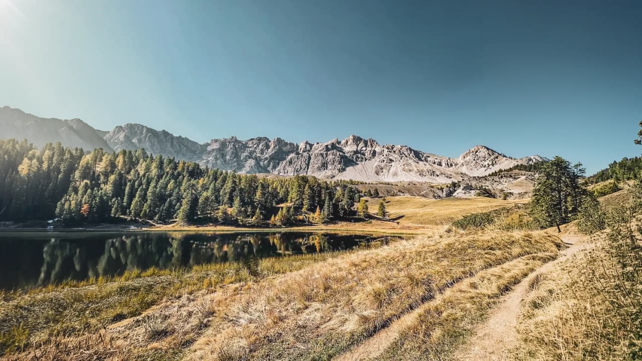 Spiegelende meren omringd door Alpentoppen, weelderige groene bossen en een vredige, wilde sfeer.