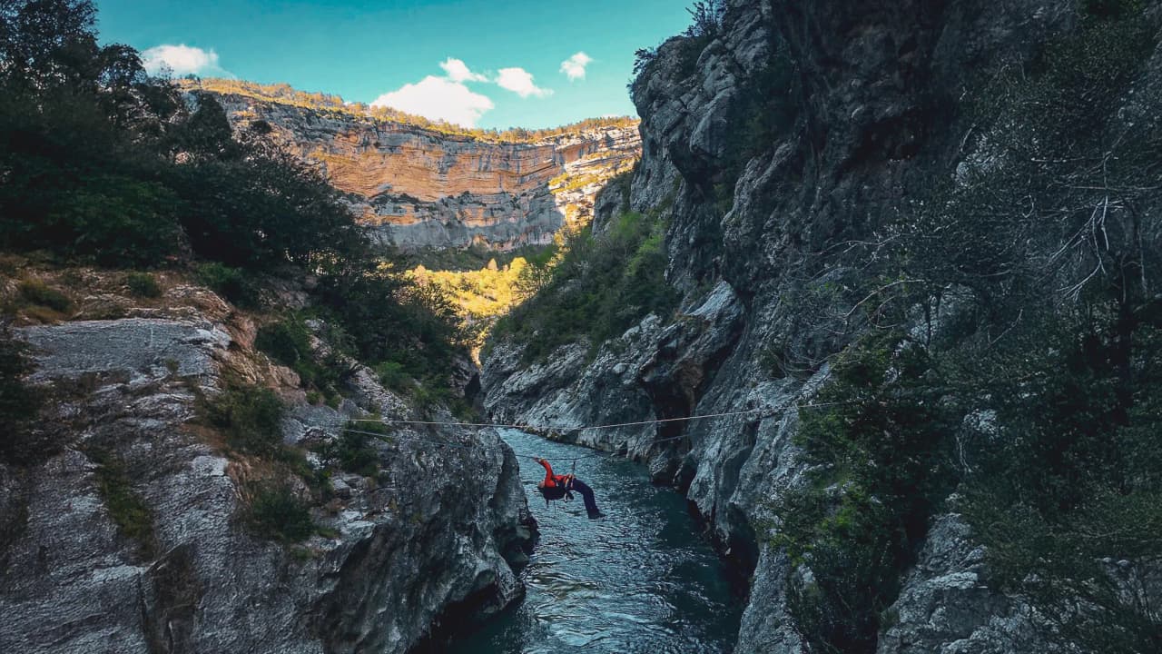Daring climbing in the Gorges du Verdon, between majestic cliffs and turquoise waters.