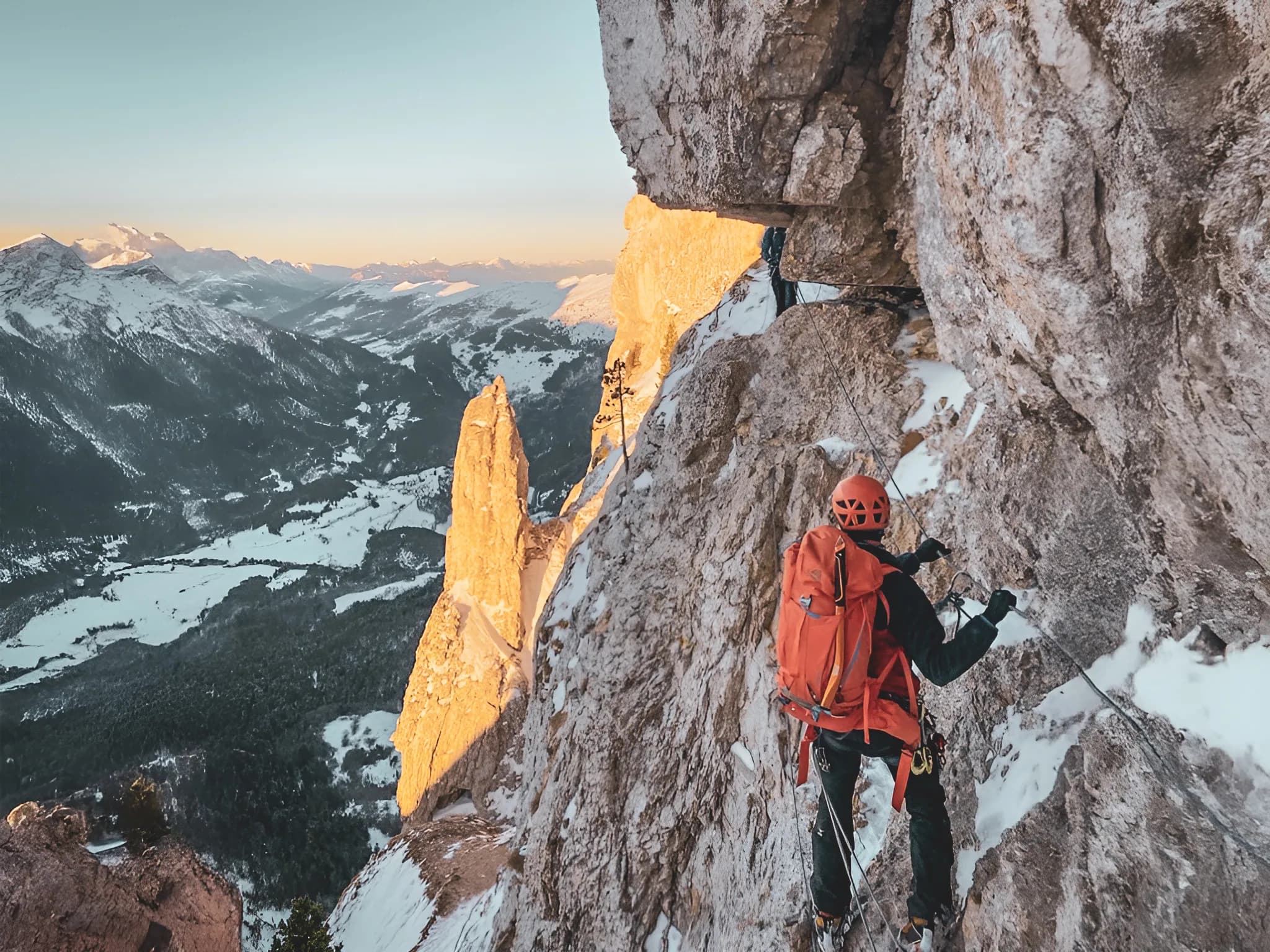 Beklim de Mont Aiguille met uitzicht op een adembenemend panorama van de besneeuwde Alpen.