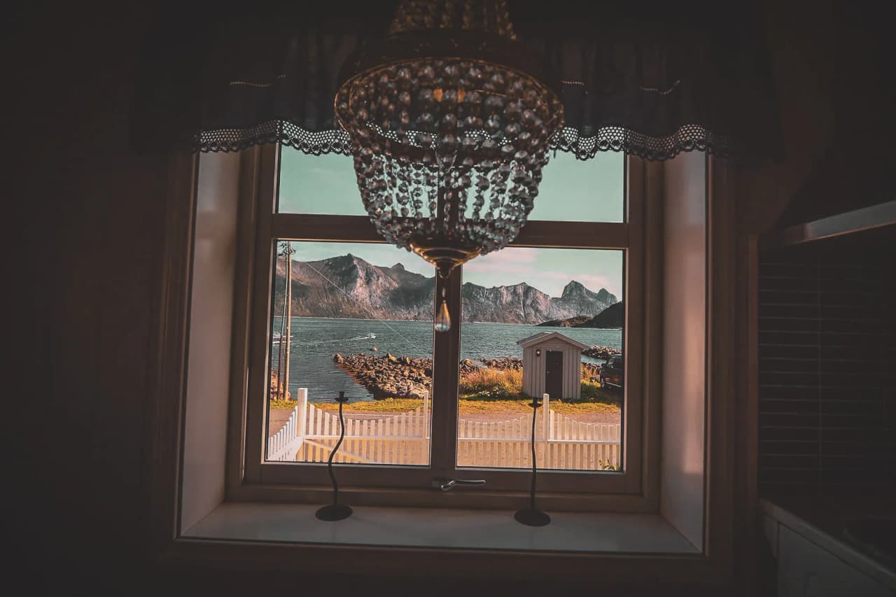 Betoverend uitzicht op de majestueuze Senja fjorden vanuit een elegant raam.