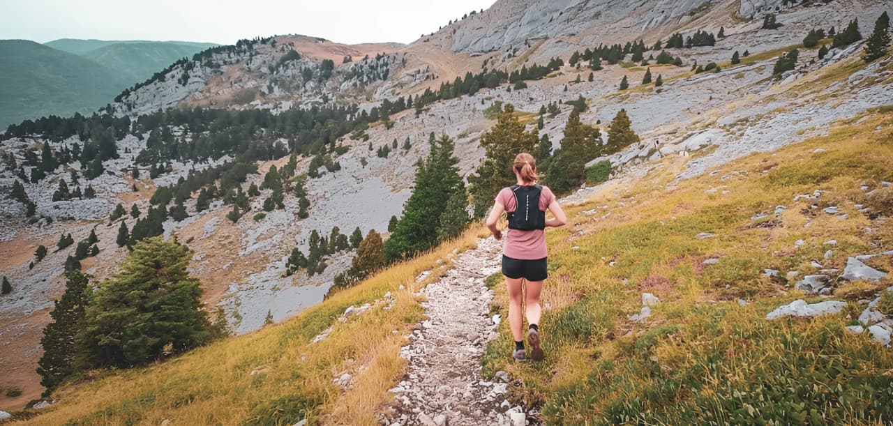 Een hardloper op een bergpad in de Vercors, omringd door adembenemende natuur.