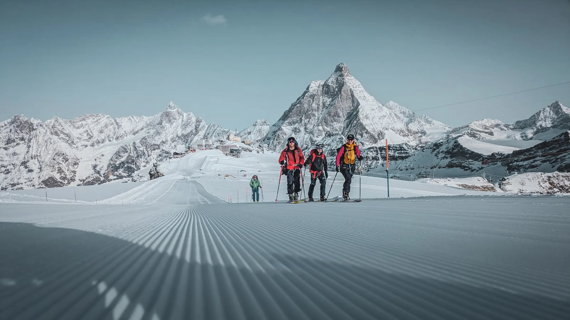 Des skieurs progressent sur les pentes enneigées des majestueux 4000 du Mont Rose.
