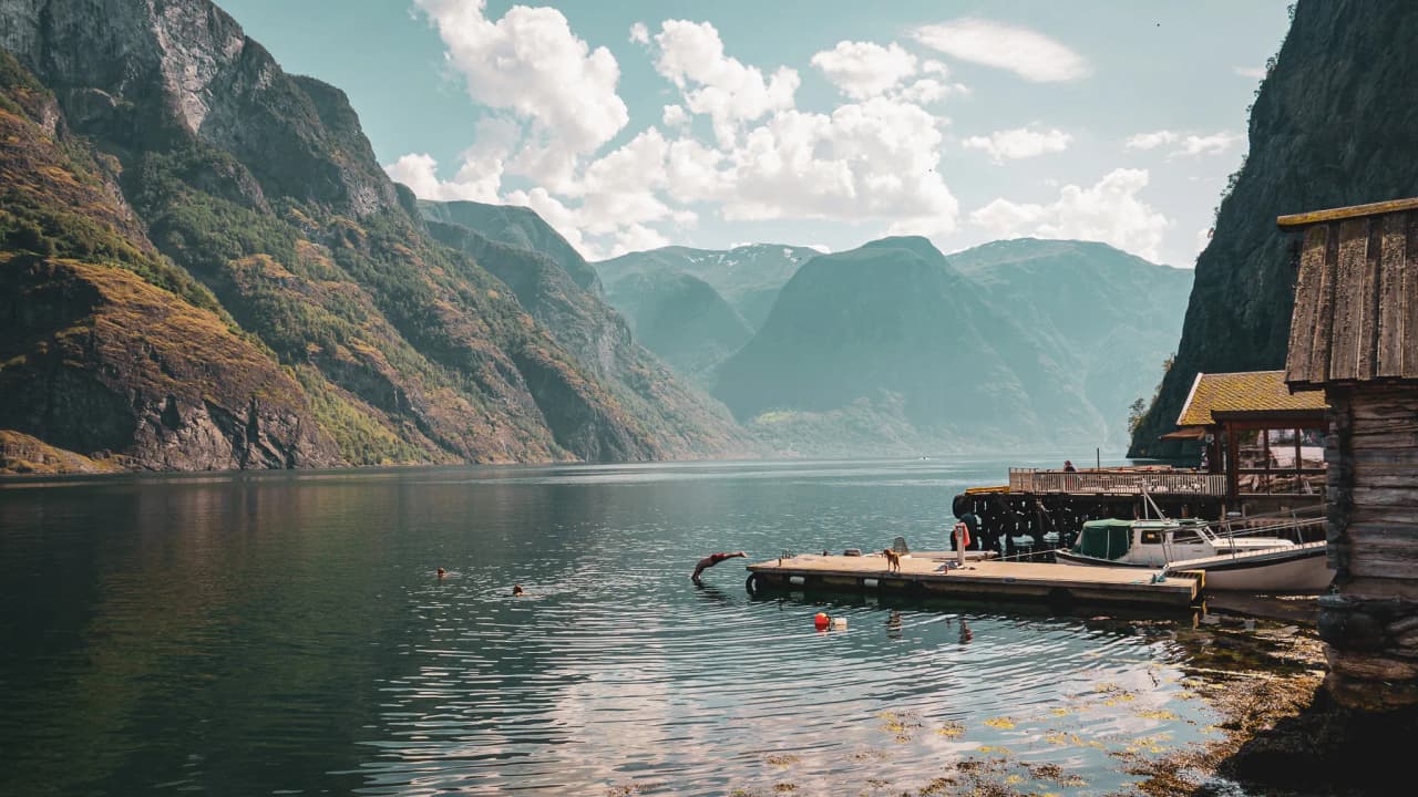 The enchanting scenery of the Lofoten Islands, with majestic mountains and calm waters, is an invitation to adventure.