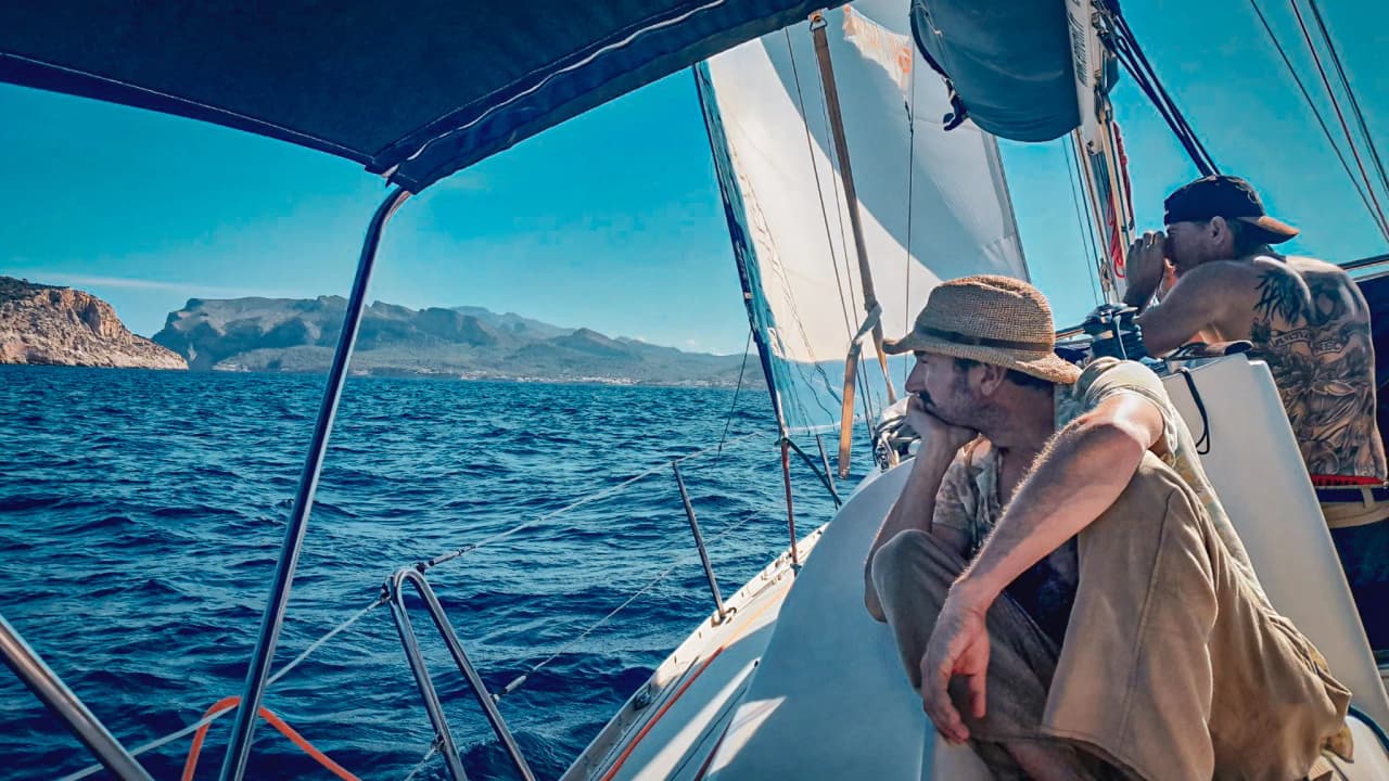 A peaceful sail on a yacht, breathtaking Balearic landscapes, a moment of relaxation at sea.