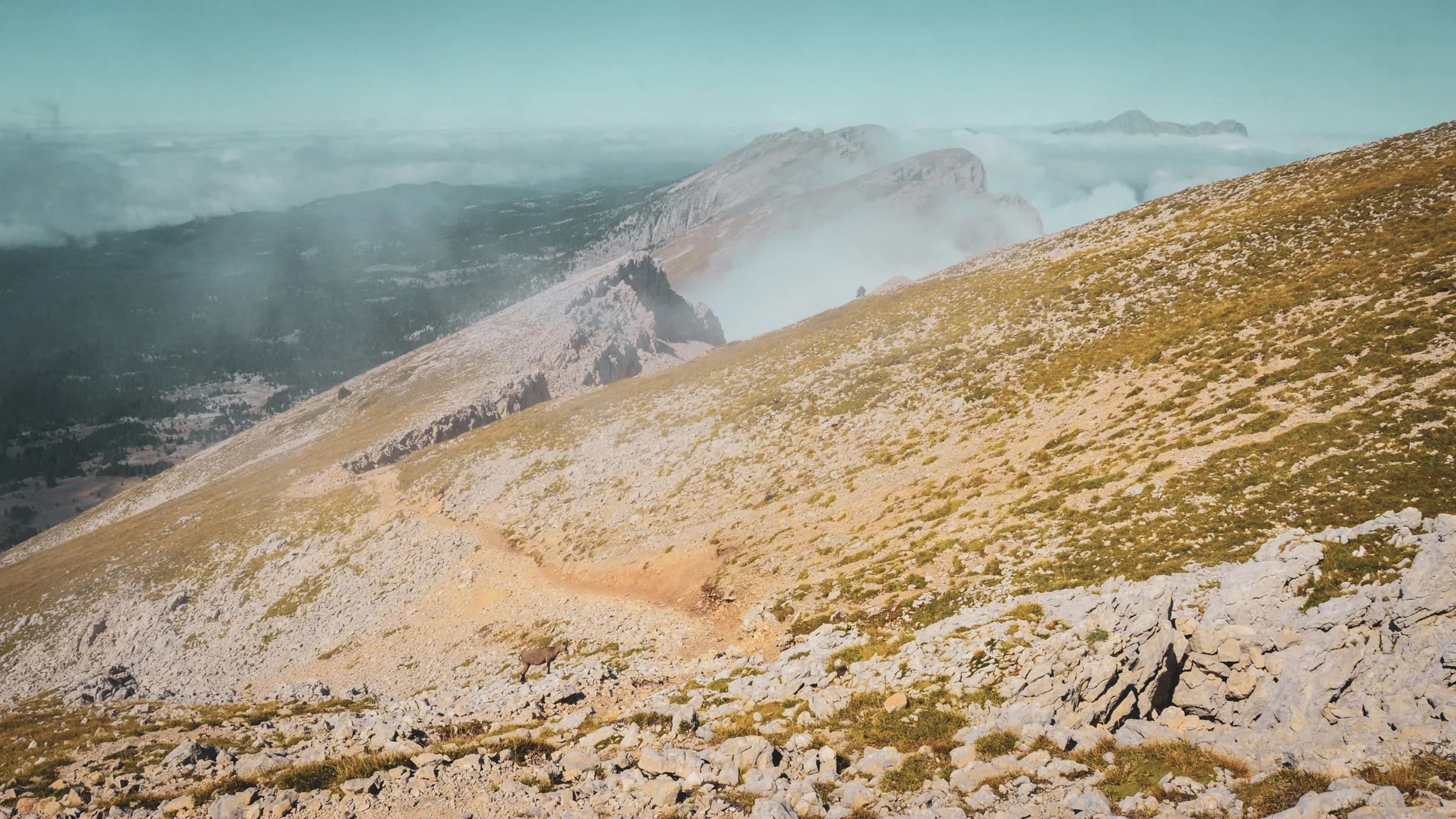 The majestic landscape of the Vercors, mountains and clouds, a call for adventure in the heart of nature.