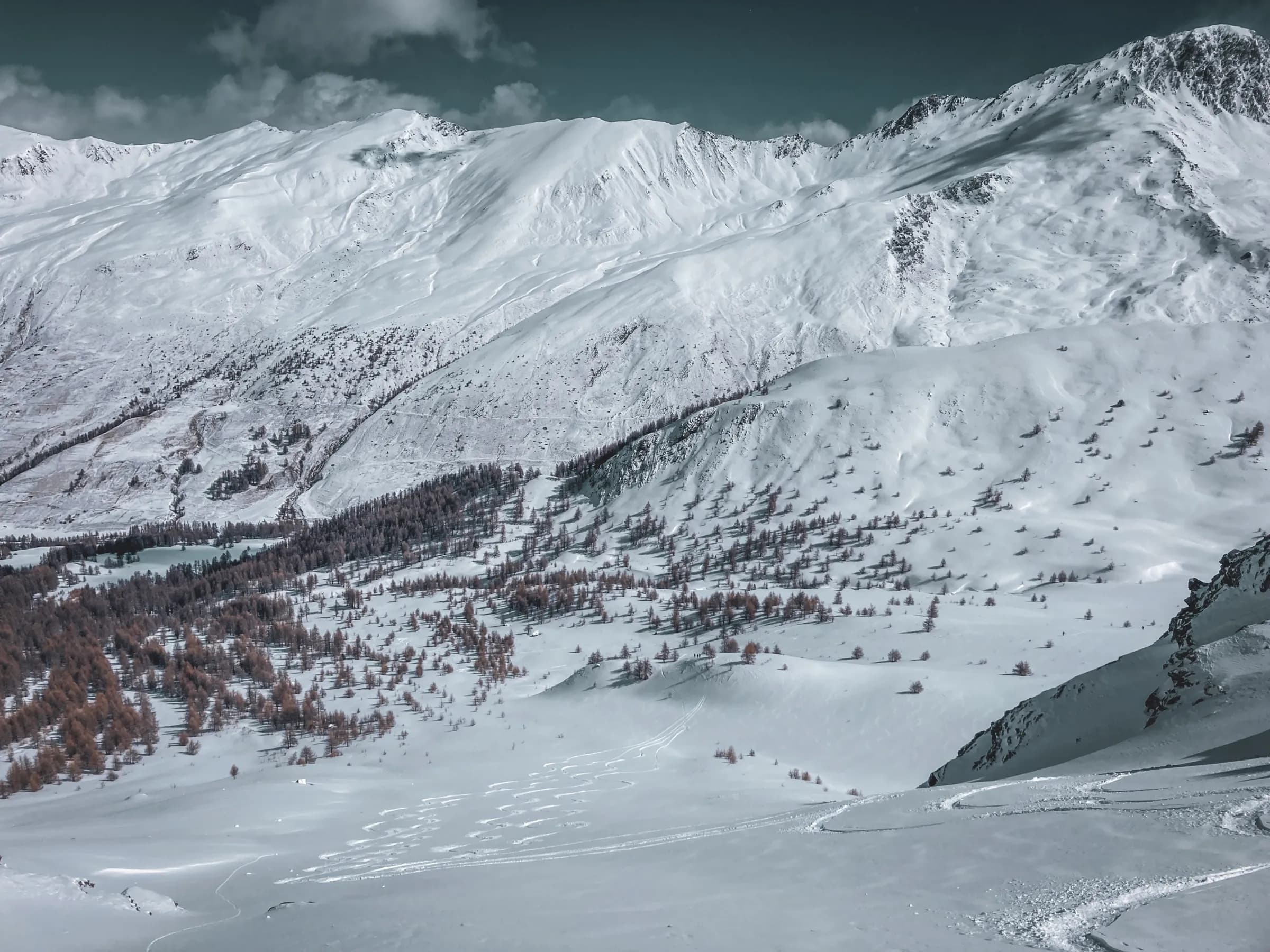 The snow-covered landscape of the Queyras crests is ideal for ski touring and adventure.