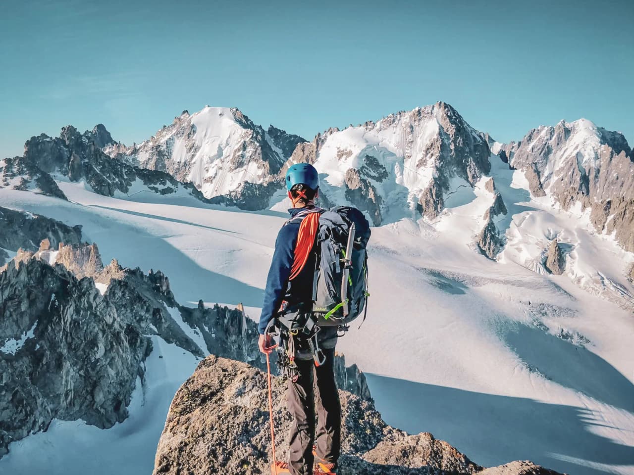 Een bergbeklimmer bewondert de majestueuze toppen van de Mont Blanc, in het hart van de Alpen, midden in een avontuur.