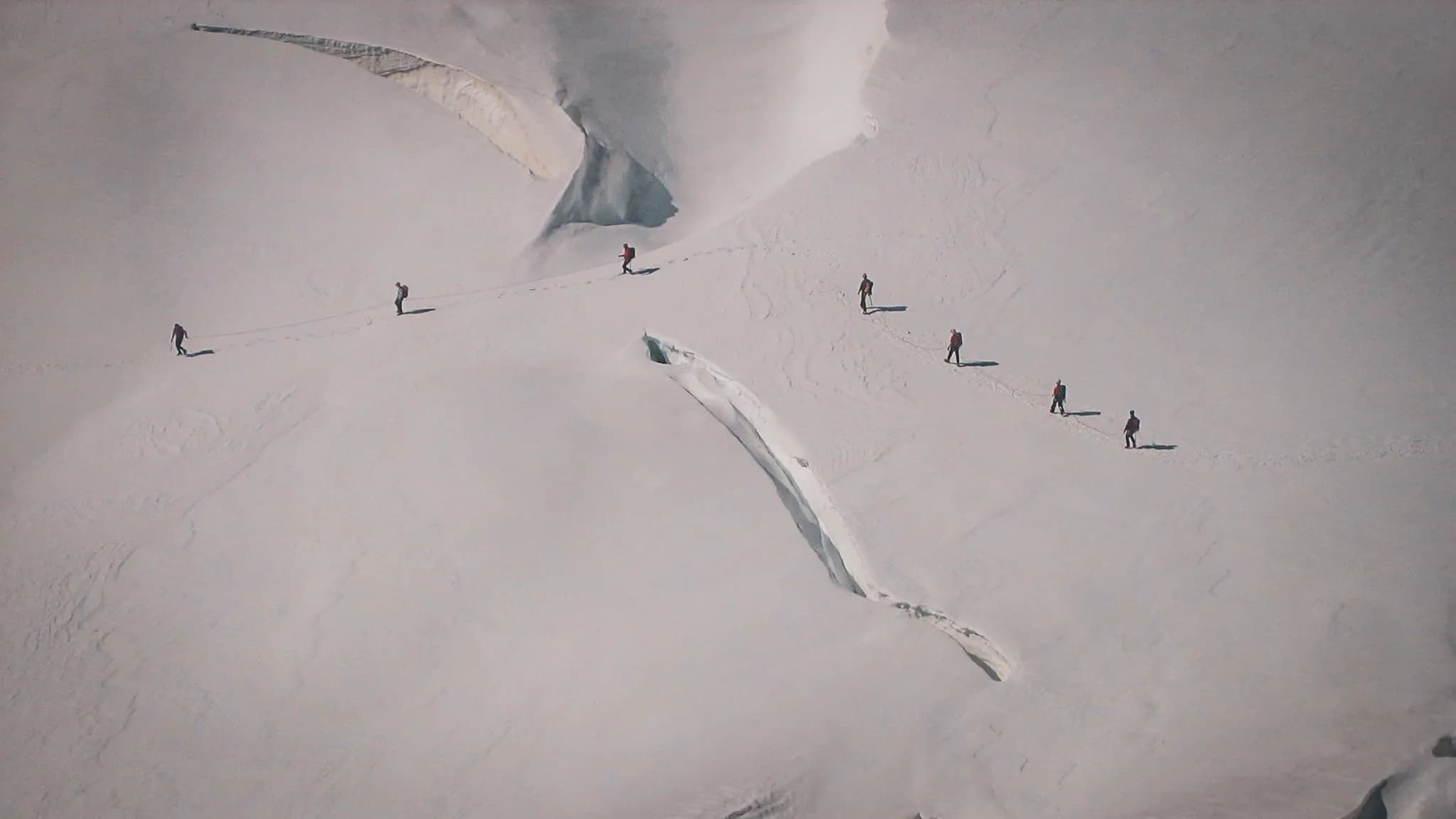 Groupe de randonneurs en plein cœur du glacier d'Aletsch, avec des paysages spectaculaires.
