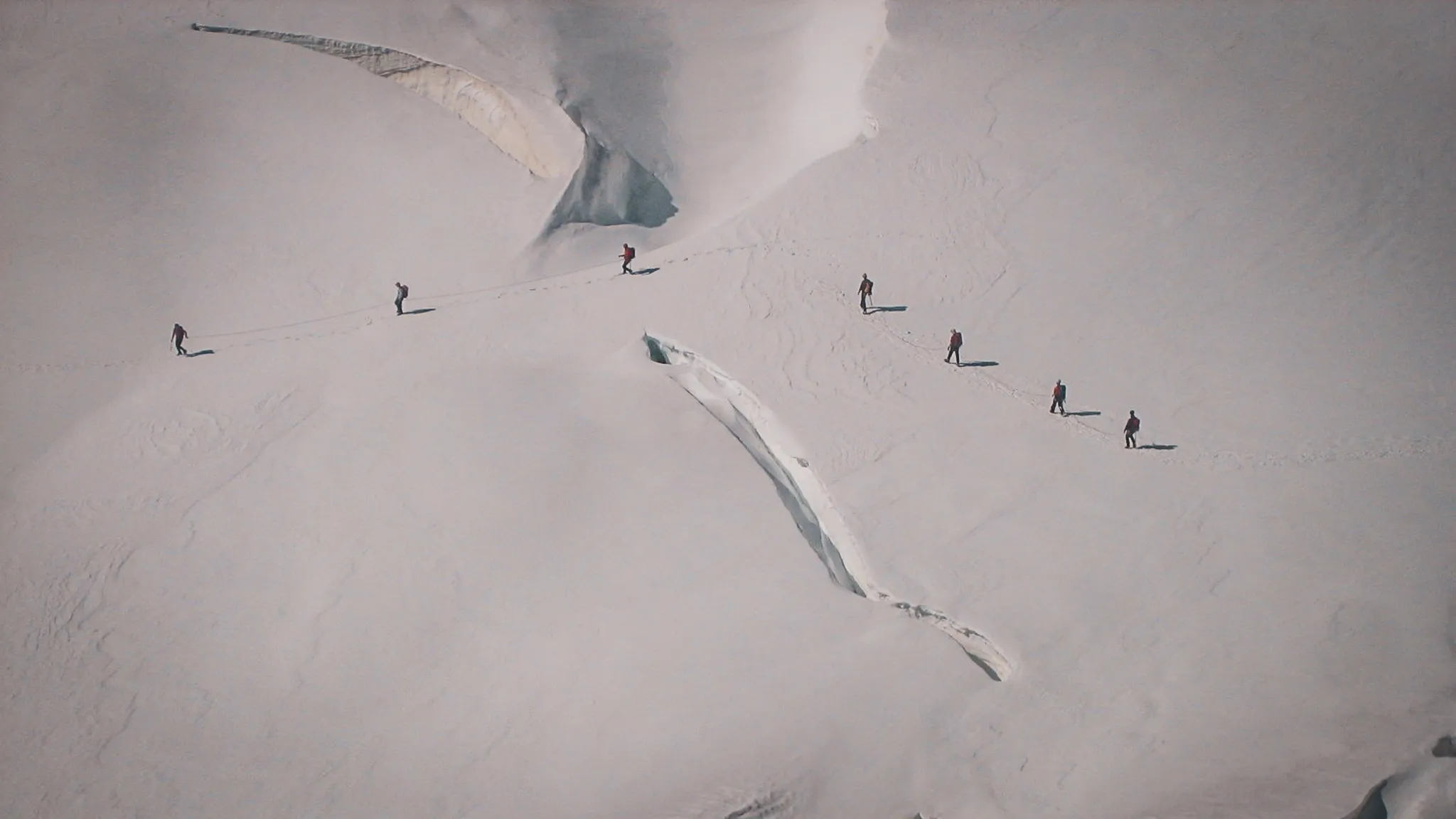 Groupe de randonneurs en plein cœur du glacier d'Aletsch, avec des paysages spectaculaires.