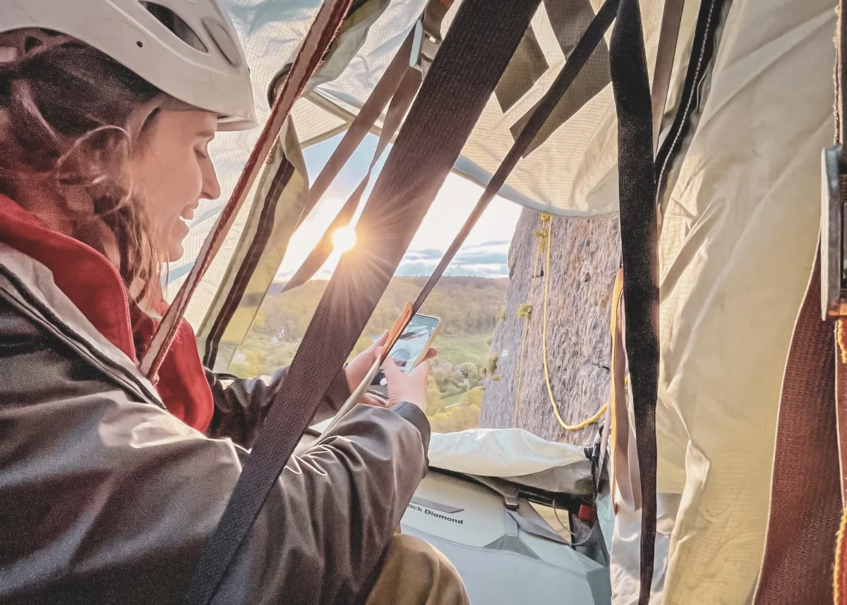 Escalade vertigineuse avec vue sur un coucher de soleil, confortablement installé en portaledge.