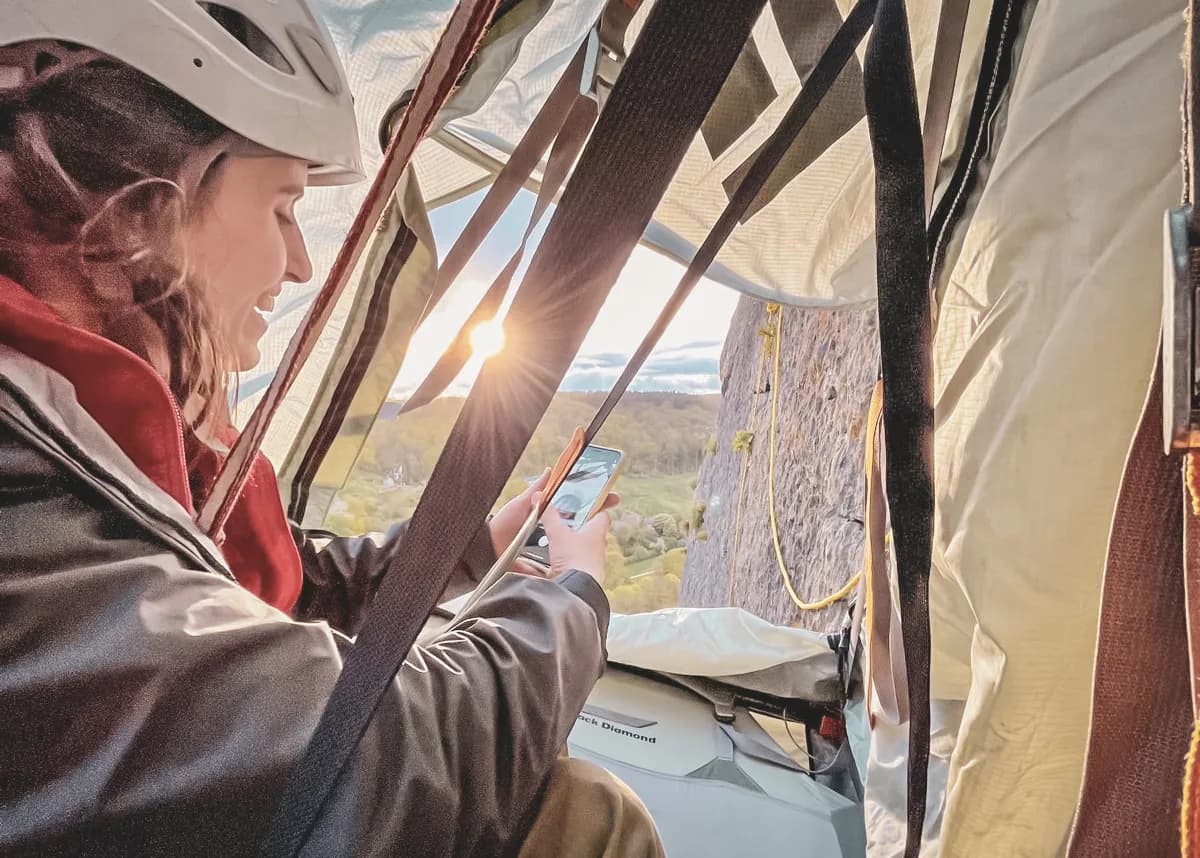 Escalade vertigineuse avec vue sur un coucher de soleil, confortablement installé en portaledge.