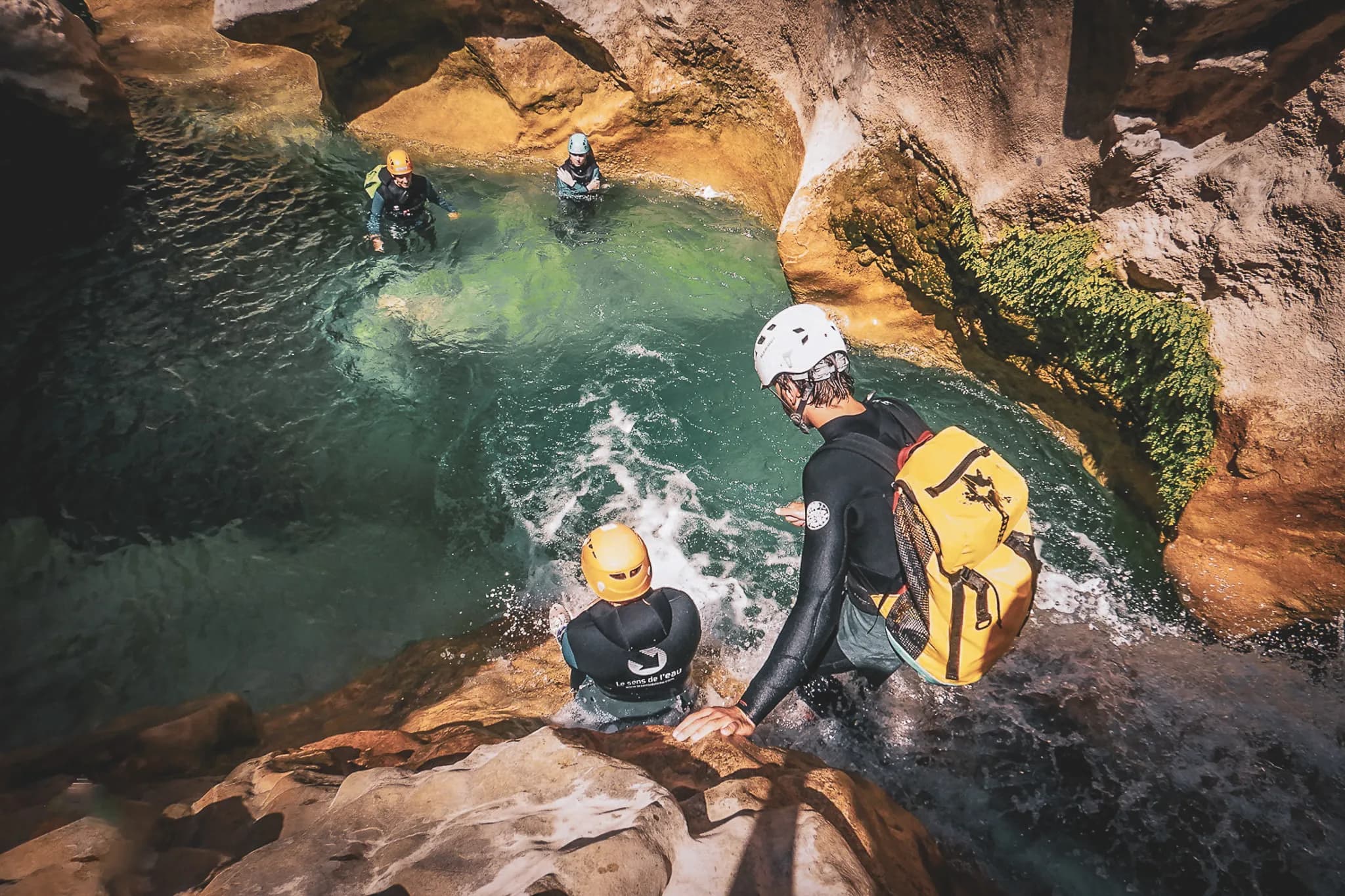 Canyoning group in the gorges of the Sierra de Guara, crystal-clear waters and adventure.