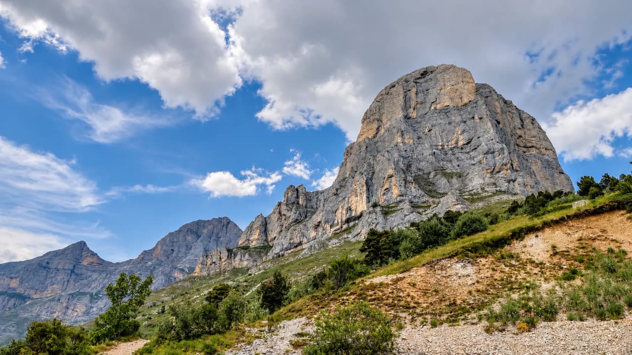 A majestic view of the Vercors peaks against a blue sky, inviting you to embark on an outdoor adventure.