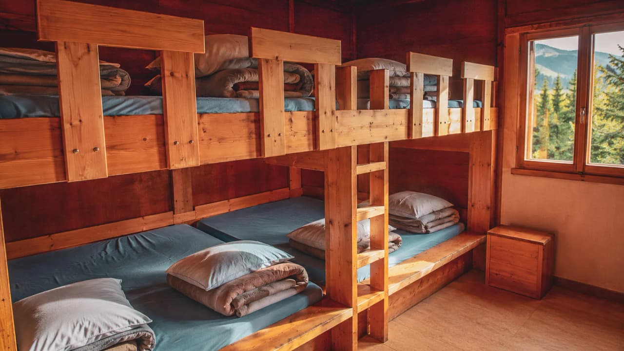 Cosy room with wooden beds, ready for a mountain adventure after a day on the slopes.