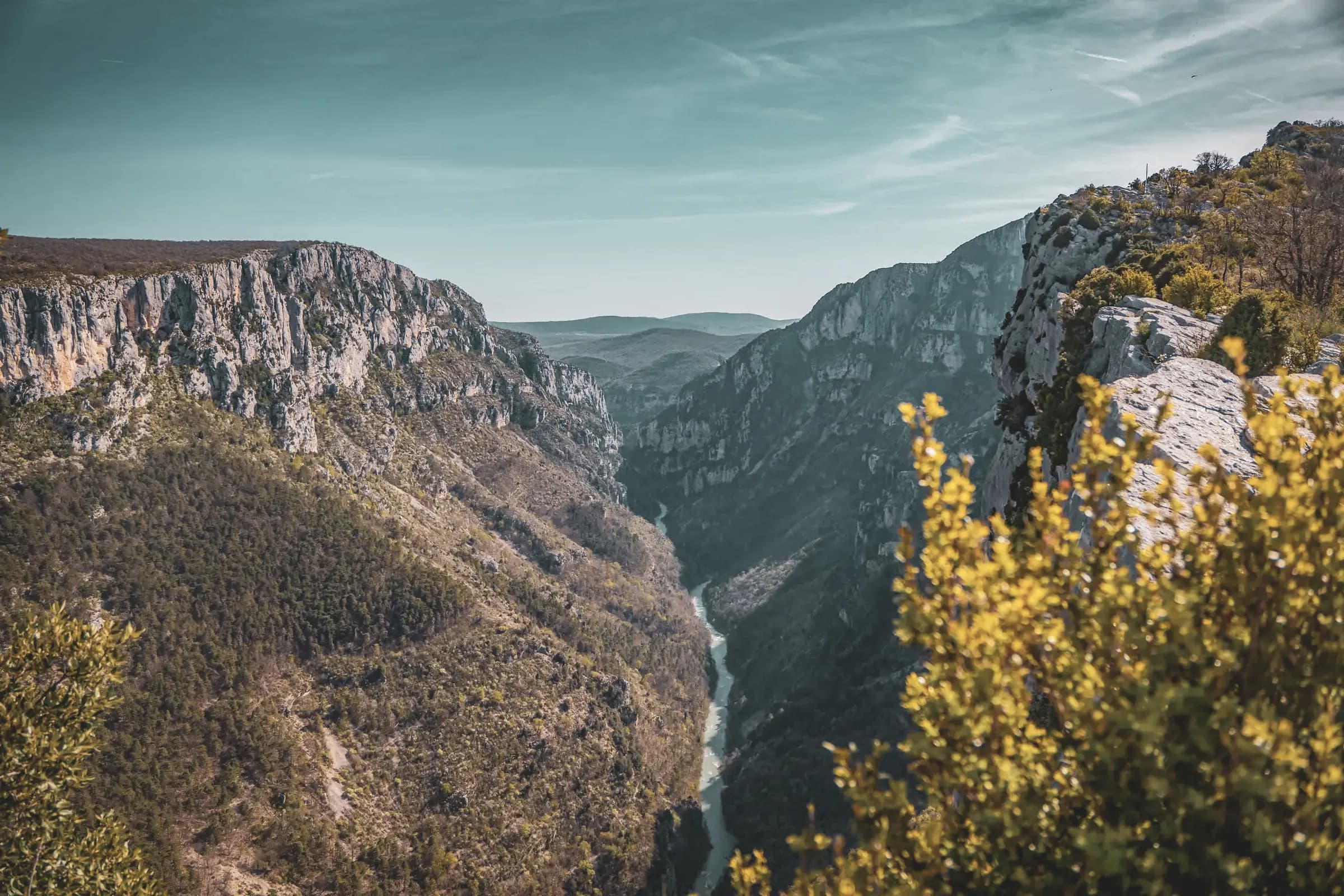 Magnificent views of the Gorges du Verdon, between impressive cliffs and welcoming nature.