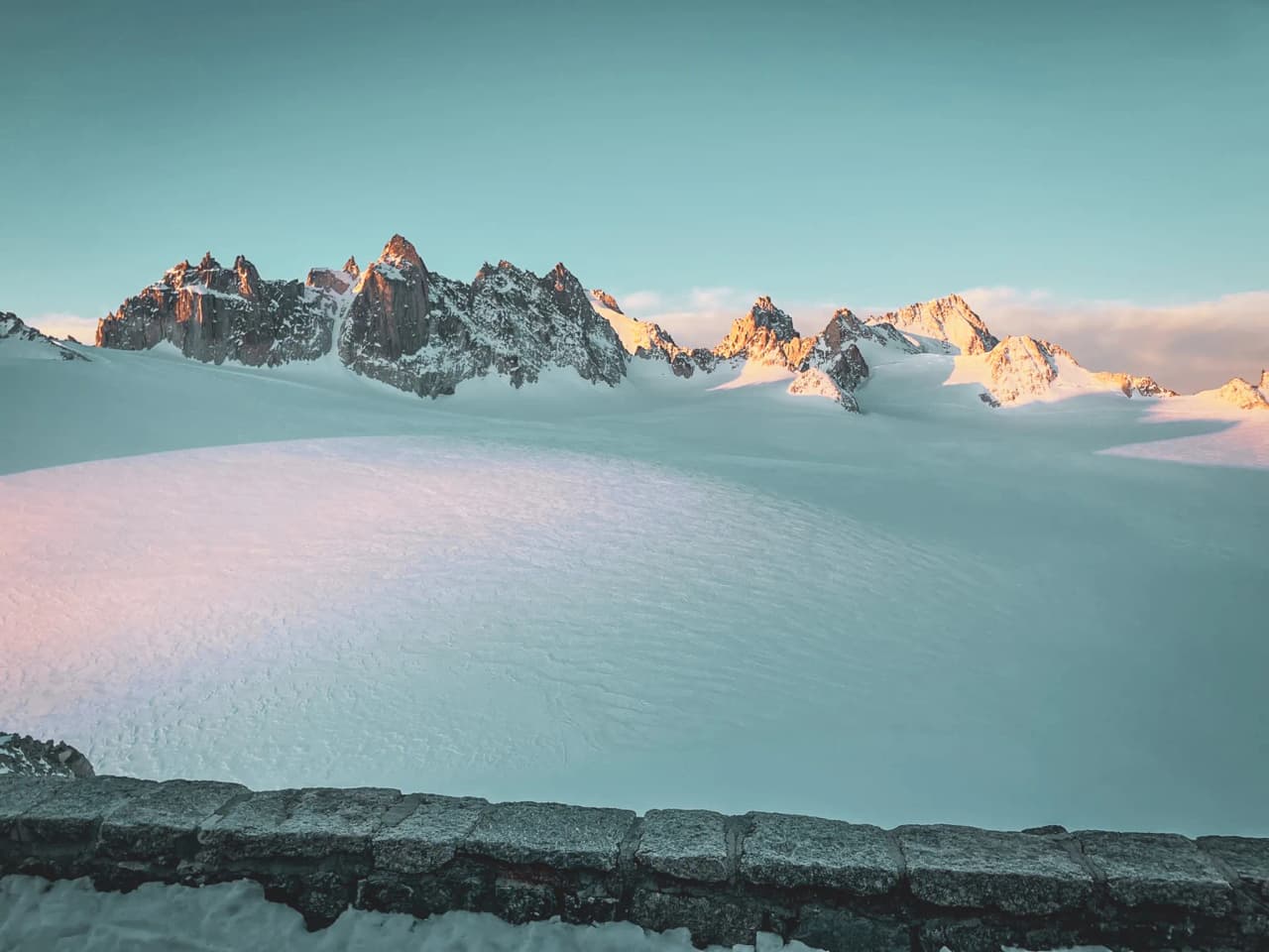 Een prachtig uitzicht van een skitoeravonturier op de route Chamonix-Zermatt