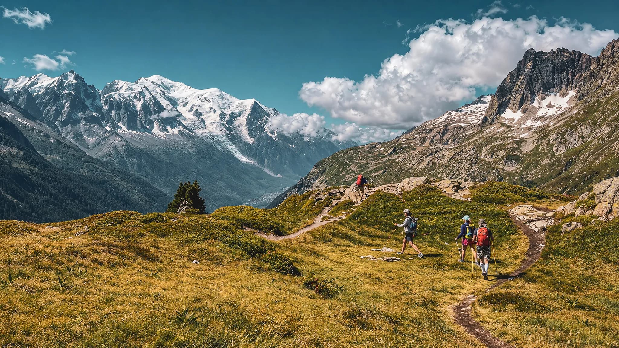 Alpine wandelen in de Dévoluy, met een spectaculair landschap en besneeuwde toppen aan de horizon.