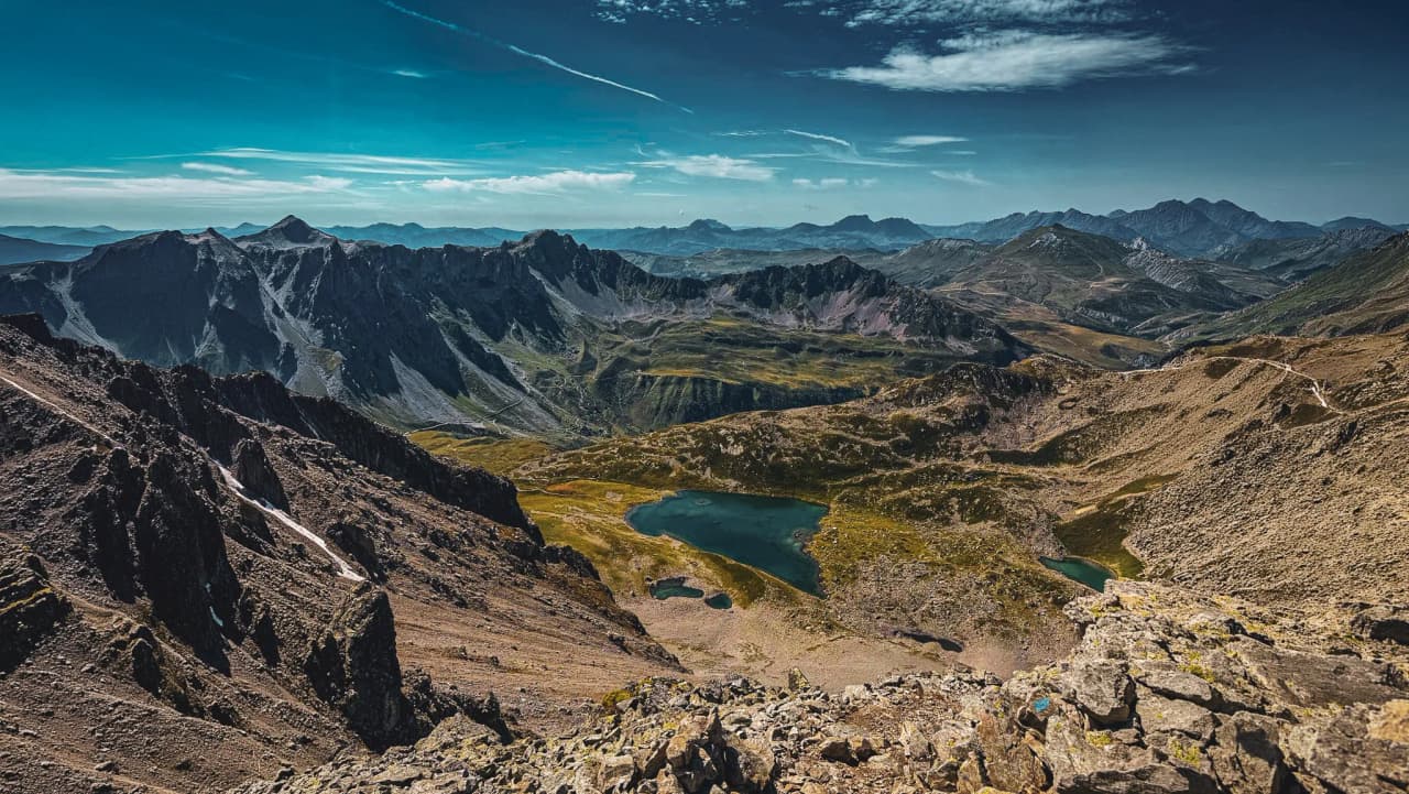 Panoramic views of majestic mountains and crystal-clear lakes, an invitation to adventure.