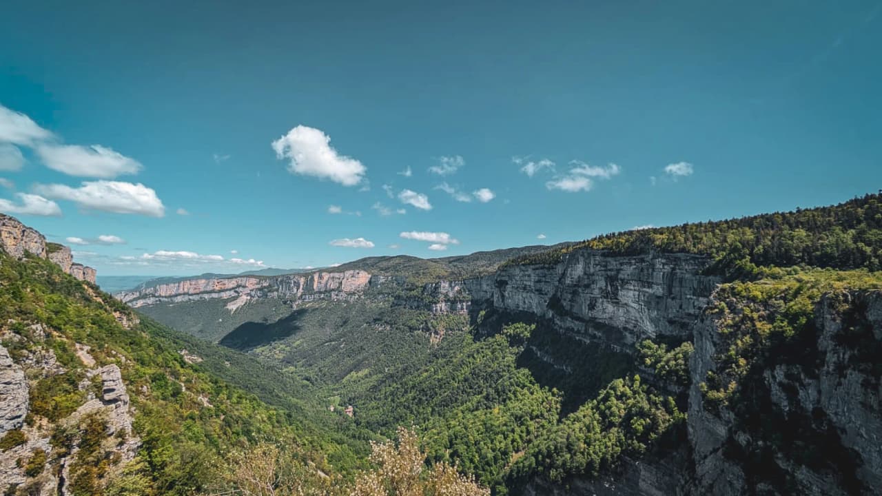 Landscapes of the Vercors, lush green valleys and majestic mountains invite you to embark on an adventure.