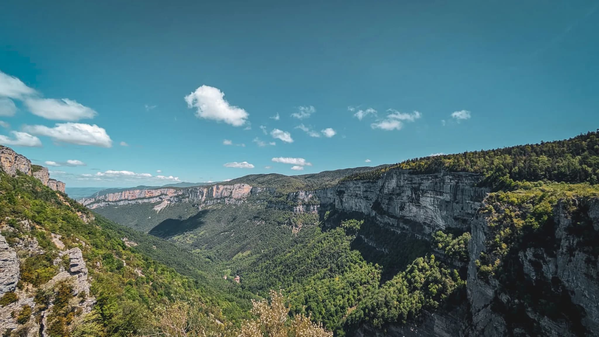 Landschape in de Vercors, weelderig groene valleien en majestueuze bergen nodigen je uit om op avontuur te gaan.