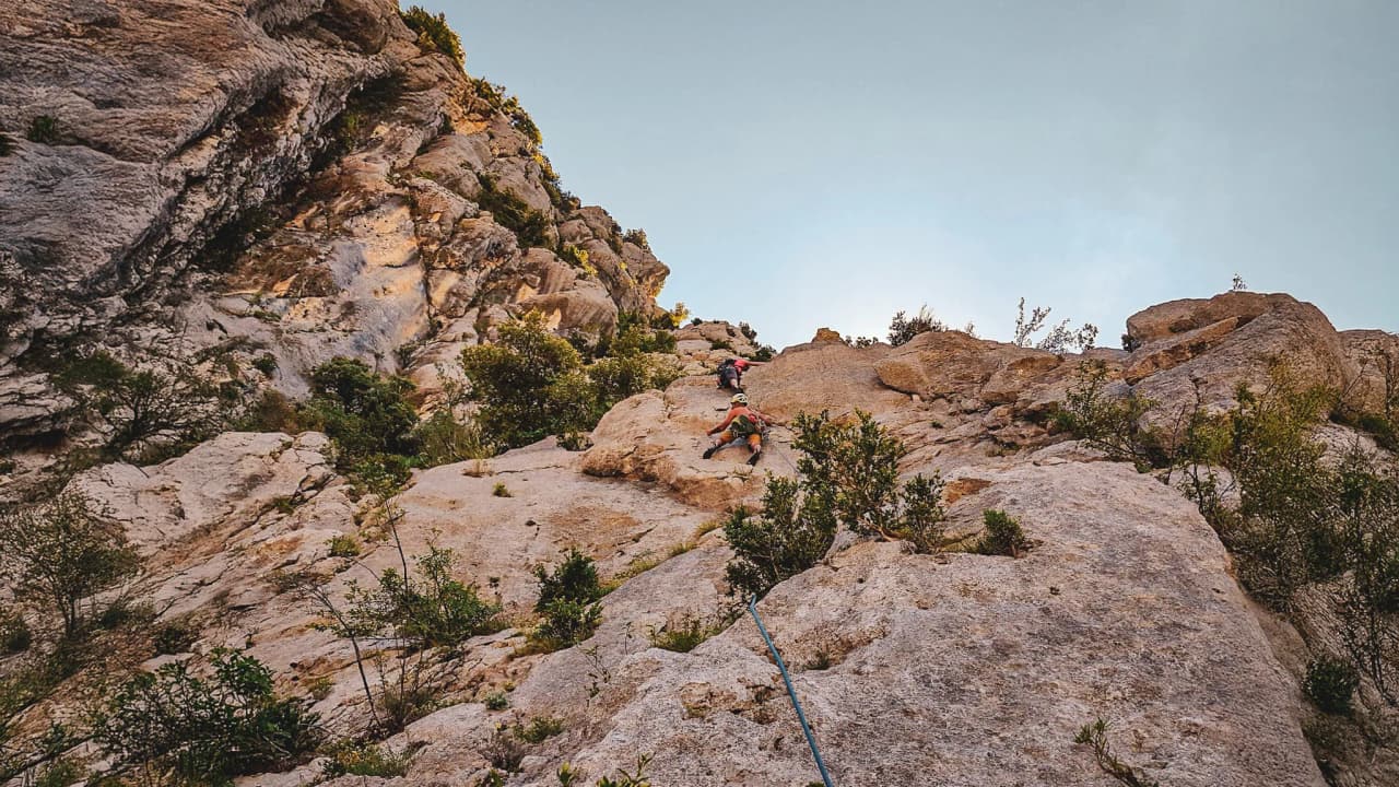 Klimmen in de Gorges du Verdon, majestueuze rotsen en avonturiers in volle actie.
