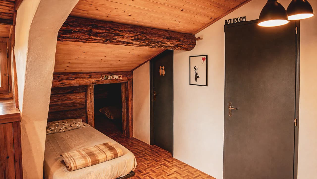 Intérieur chaleureux d'une chambre en bois, sommeil paisible après une aventure en pleine nature.