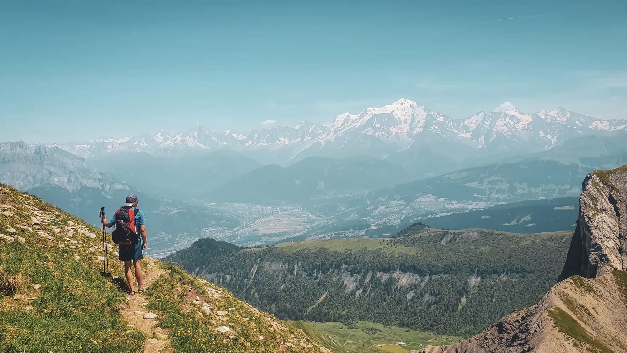 Trek majestueux dans les Aravis, avec panoramas sur les sommets alpins et vallées verdoyantes.