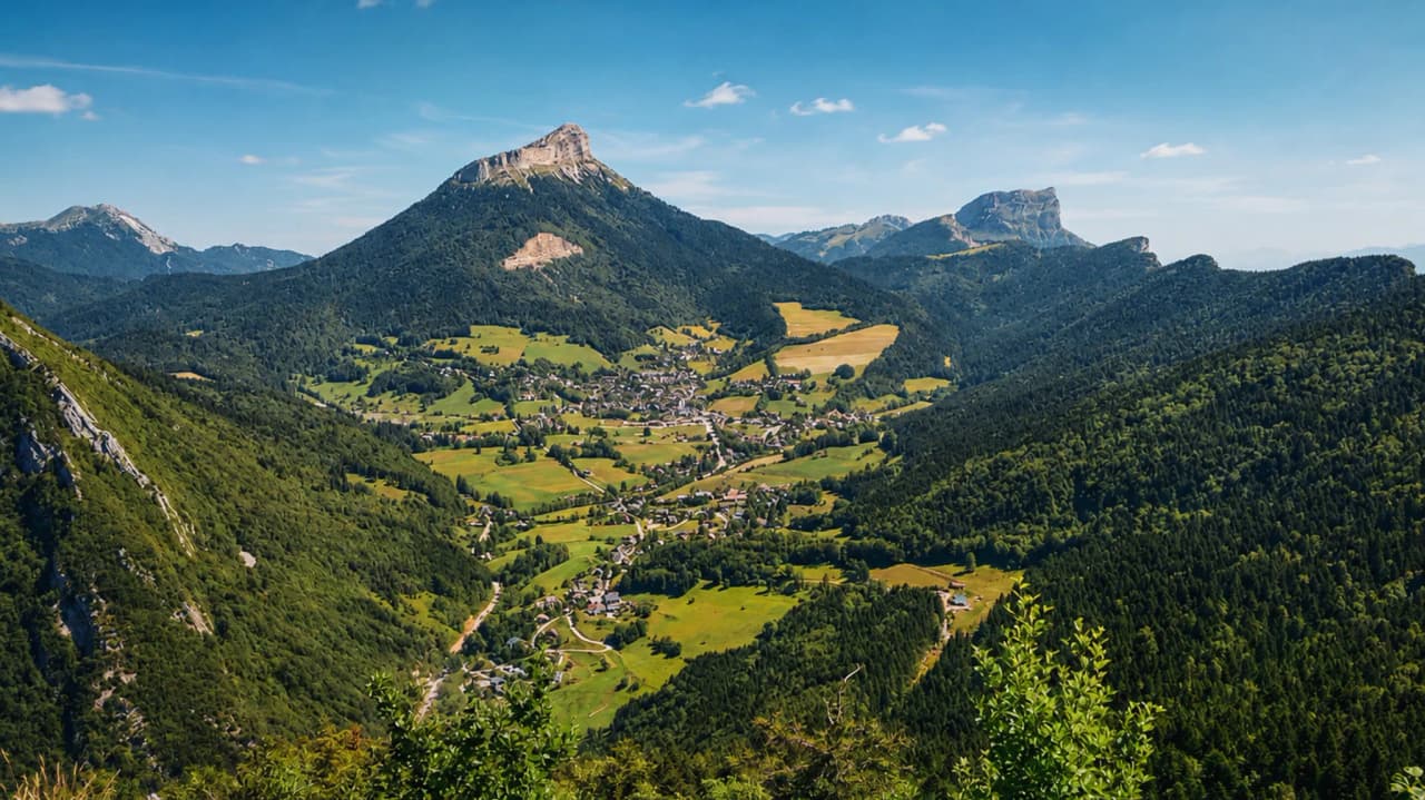 Vue panoramique sur la verdoyante vallée de Chartreuse, entourée de montagnes majestueuses.