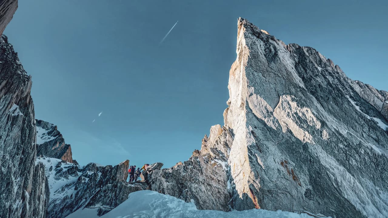 Majestic peaks and glacier adventurers, the epic Mont Blanc landscape to explore.