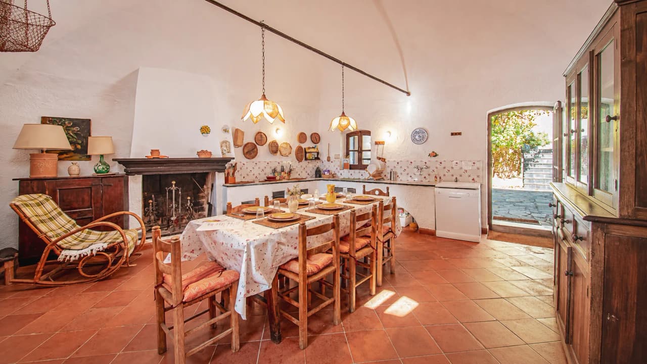 A cosy and welcoming kitchen with a wooden table, ideal for convivial meals after a day’s climbing.