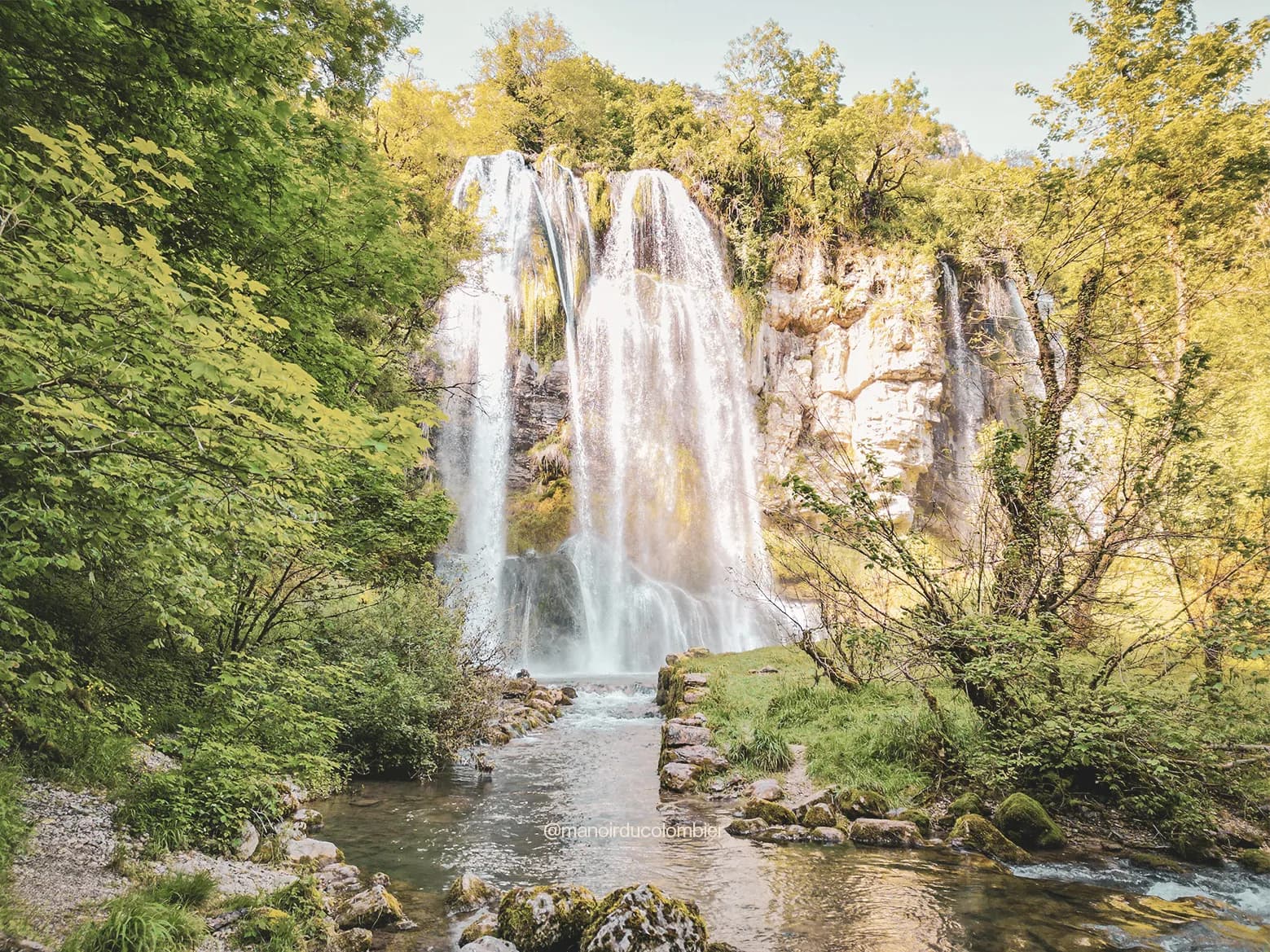 Chutes d'eau majestueuses entourées de verdure luxuriante, invitation à l'aventure en pleine nature.
