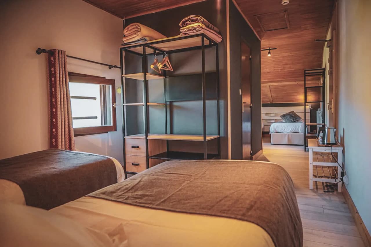 Chambre confortable et moderne, idéale après une journée d'aventure dans les Cerces.