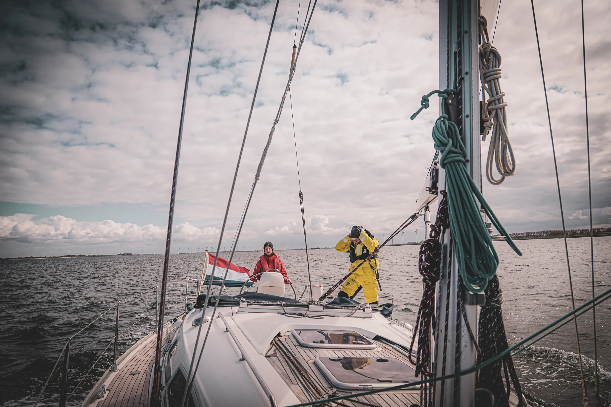 Voile en Zélande : ambiance conviviale, paysages marins enchanteurs et apprentissage nautique.