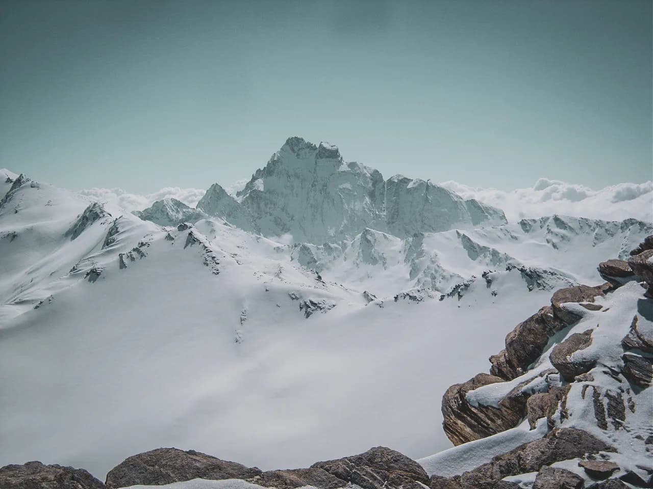 A panoramic view of the snow-capped crests of the Queyras, offering an invitation to alpine adventure.