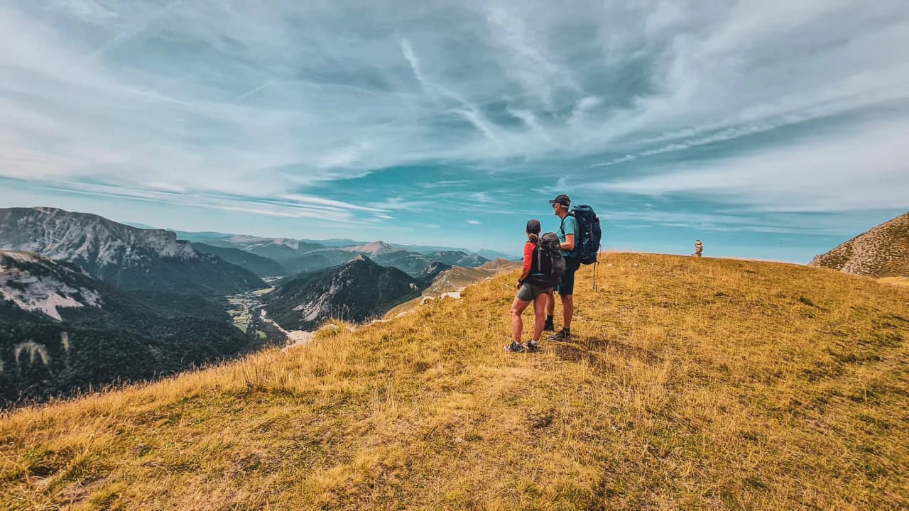 Wandelen in de Dévoluy, avonturiers die het adembenemende Alpenlandschap bewonderen.