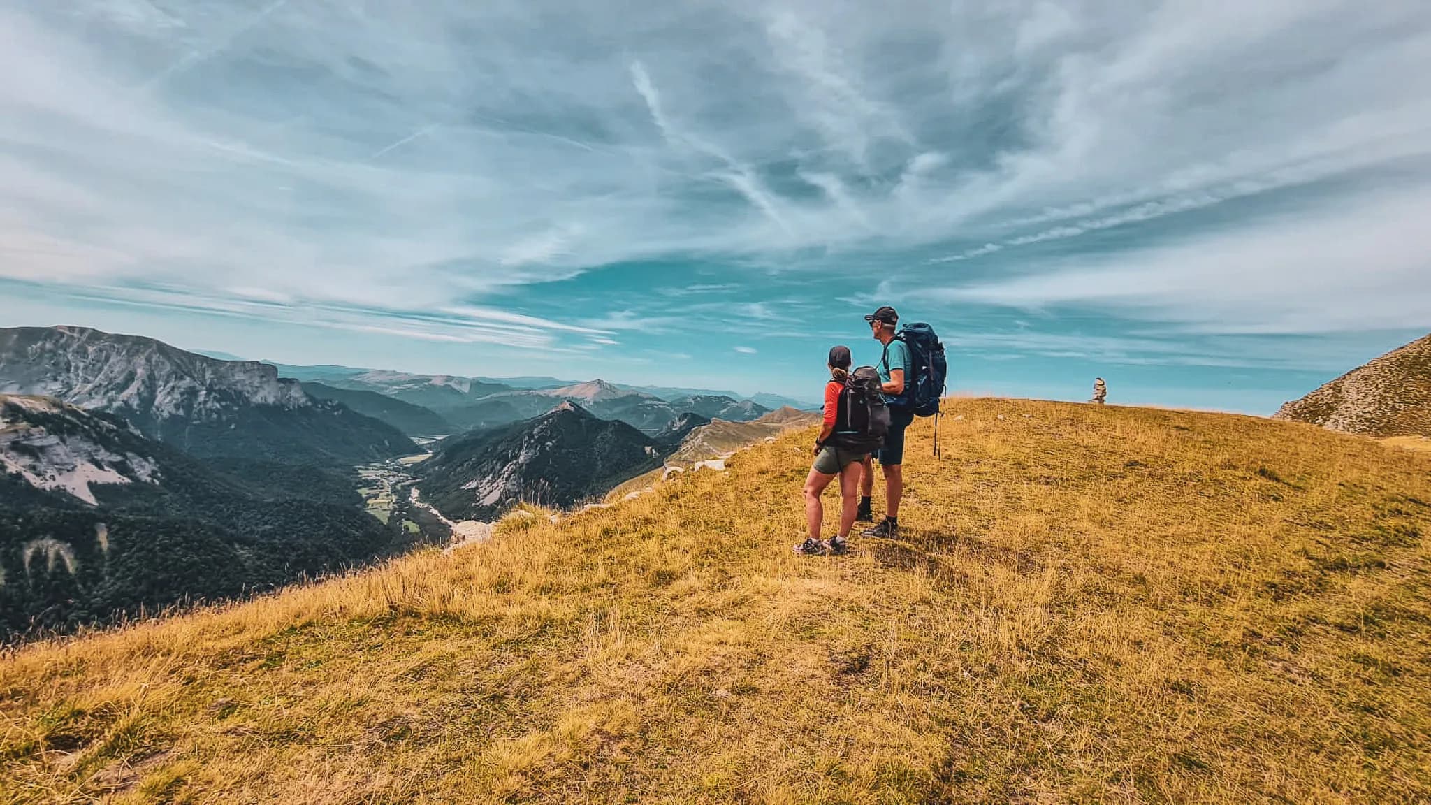 Wandelen in de Dévoluy, avonturiers die het adembenemende Alpenlandschap bewonderen.