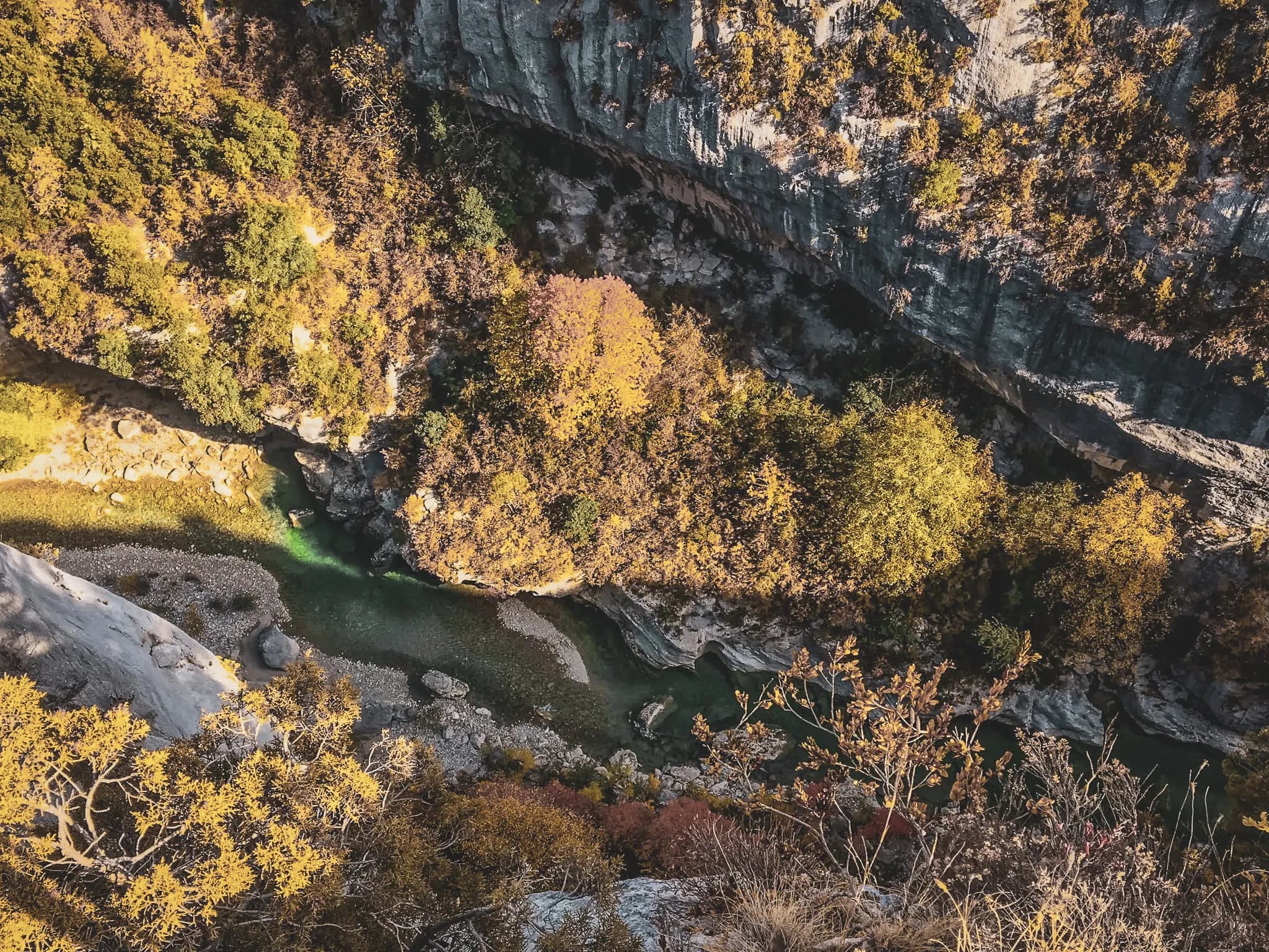 Spectacular view of the Gorges du Verdon, combining majestic cliffs and an emerald river.
