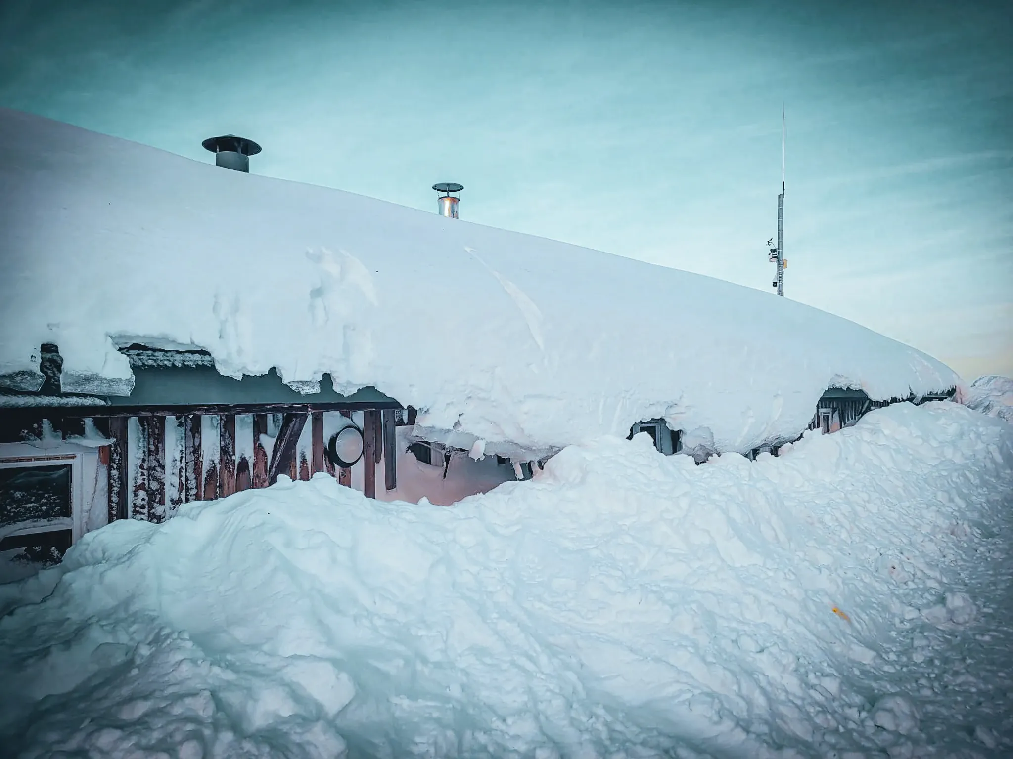 A snow-covered Mountain hut under a blue sky, an invitation to adventure in the heart of the Vosges mountains.